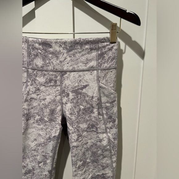 Lululemon Time To Sweat Crop 23" Legging Grey White- Size 6 NWOT - Picture 3 of 5